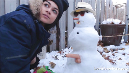 Брюнетка прицепила на снеговика дилдо и трахает письку на улице